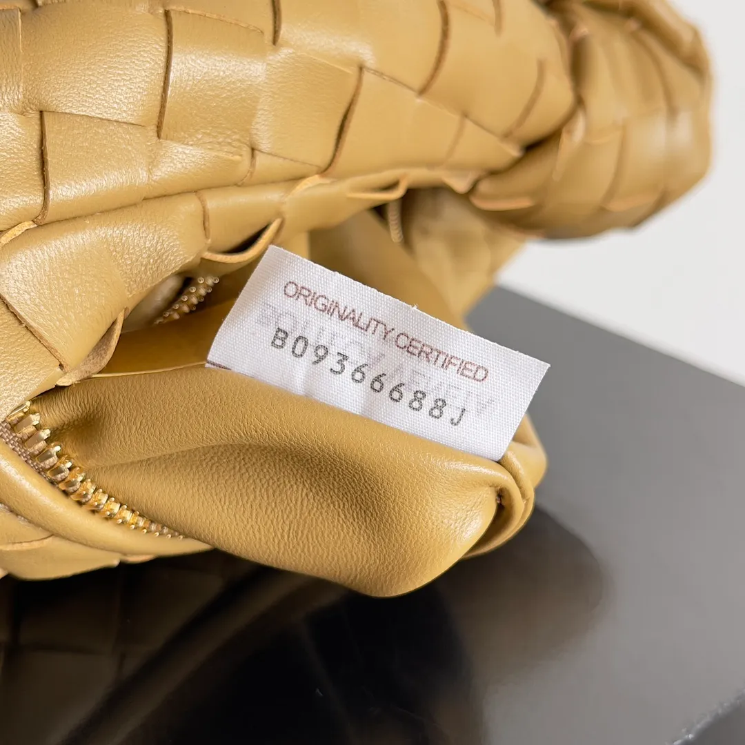 Batch 1120 Bottega veneta͙.——The latest braided and knotted hobo🔥 The top-grade lambskin leather is very soft, the bag shape is unique, practical and durable. It retains the traditional weaving elements while being a bit more flamboyant ~ Made of hand-woven sheepskin, zipper opening and closing, curved seamless structure, effortless to match. Highly recommended⚠️⚠️⚠️ The highest-end in the market🌈 Welcome to compare [Factory equipped with full package] size: 23x15x5cm.   Model: 651876